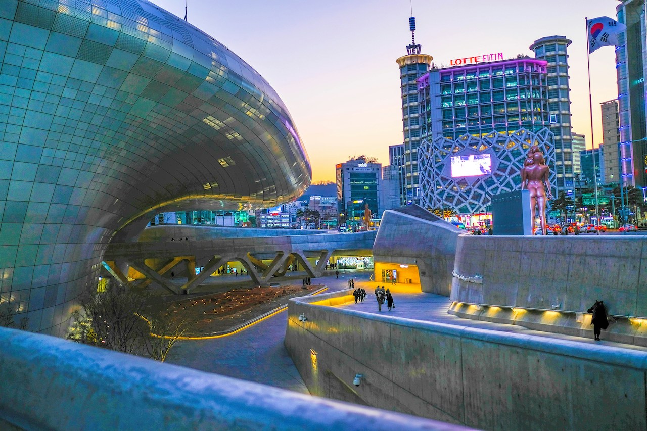 Everyday street scene reflecting local culture—part of the urban rhythm for Americans living in South Korea.