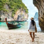 Crystal-clear water, limestone cliffs and soft sand on a Thai island, reflecting the tropical lifestyle many Americans living in Thailand enjoy alongside local travelers.